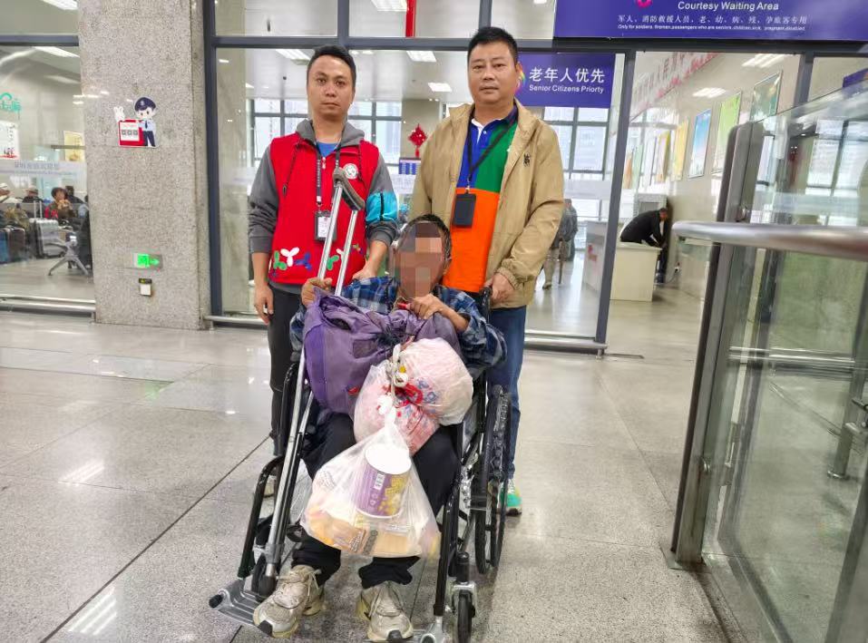 沙河街道星河街社区网格员救助并护送老人回家