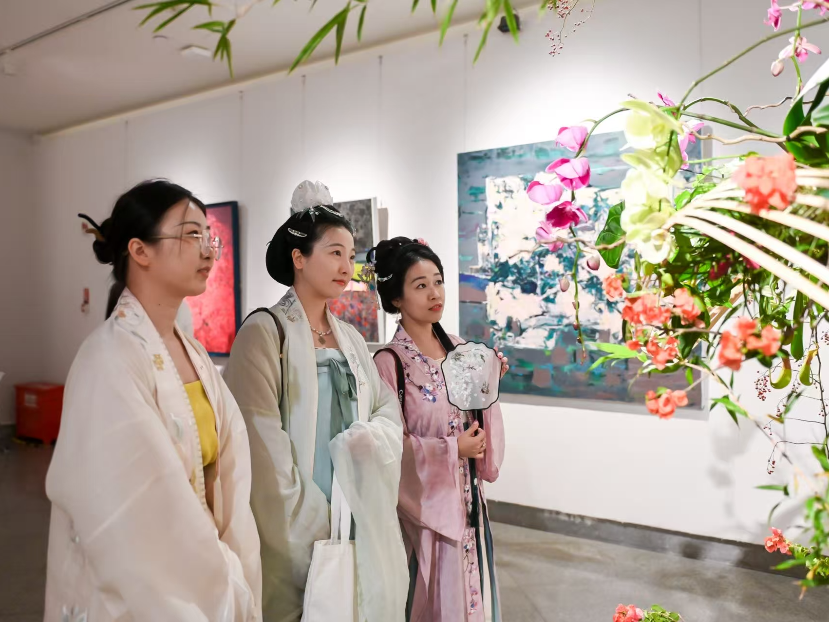 关山月美术馆“美术馆之夜”上新，汉服插花展开“花与城”的对话