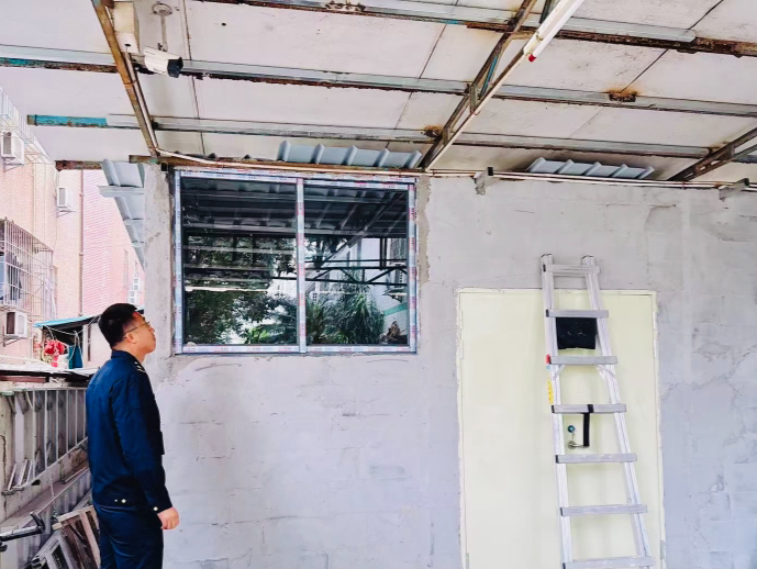 龙岗区园山街道清理西坑社区违法铁皮棚与水泥房