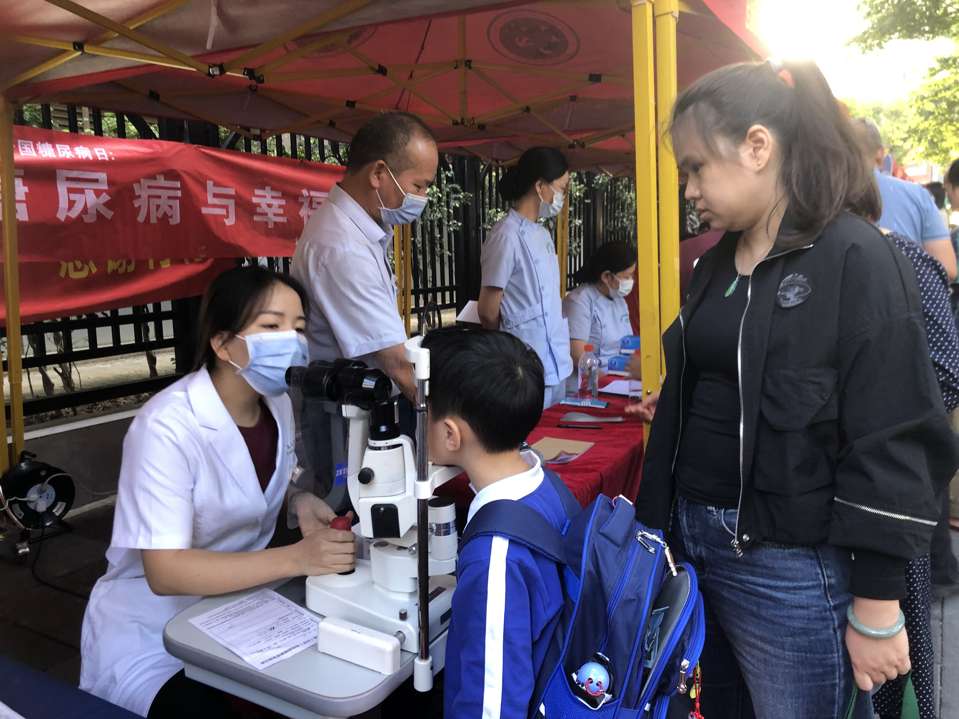 罗湖松园社区开展多元化便民服务活动 12家爱心企业携手惠民生