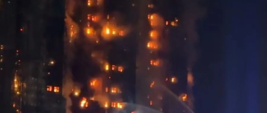 香港火灾已致44人遇难，“不排除发泡胶是迅速蔓延的原因”，救火工作预计最早将持续到今天傍晚