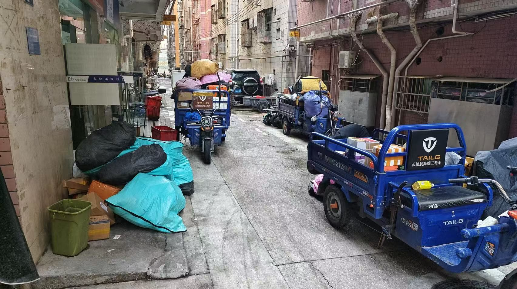 快递站多隐患让居民“心惊胆战”？ 龙岗吉华一驿站占用消防通道被立案处罚