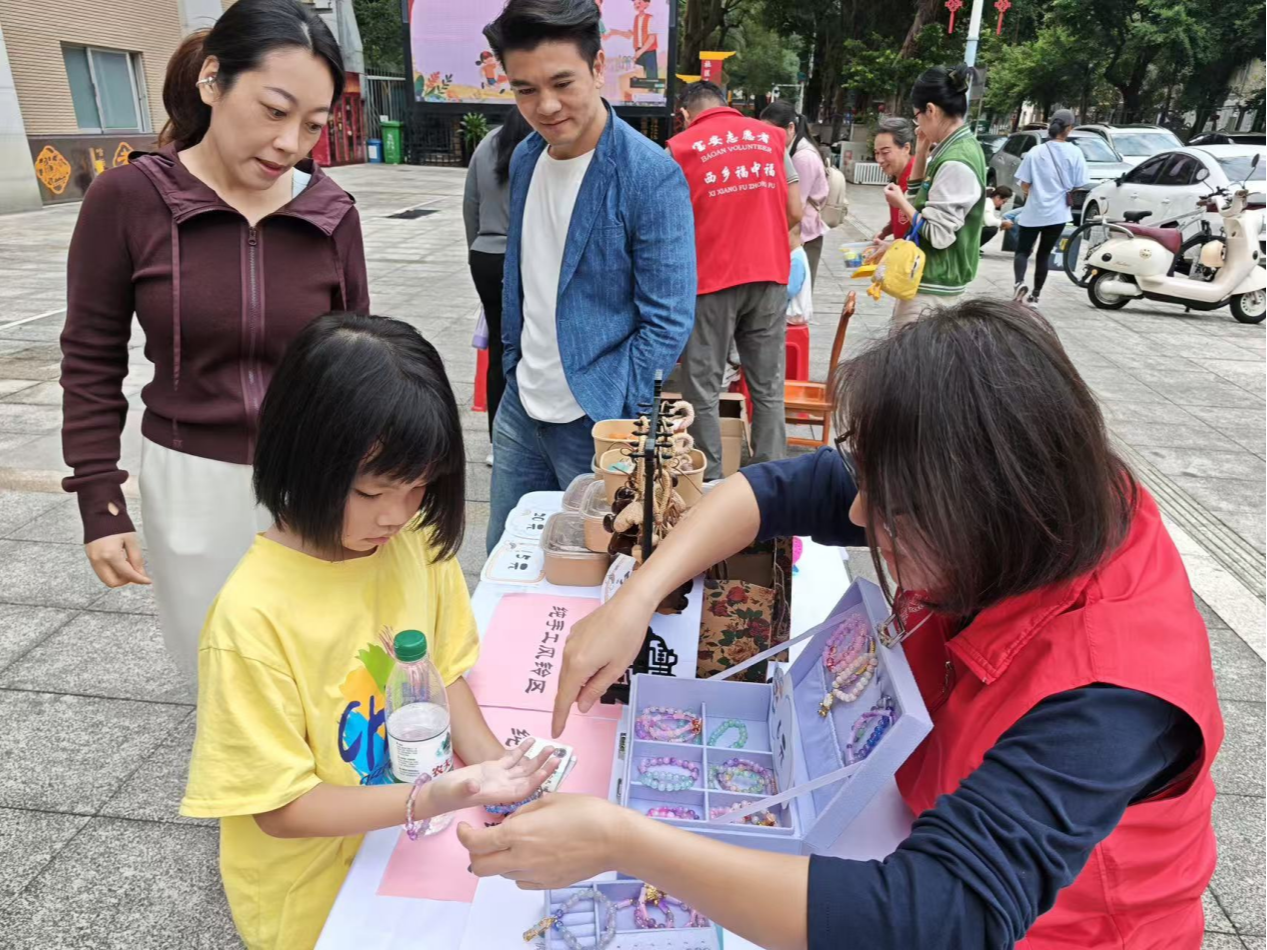 西乡福中福社区公益市集暖心开张!爱心摊位+亲子DIY+积分银行吸引百人参与