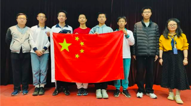 “深圳校服”亮相国际赛场！实现“零的突破”！