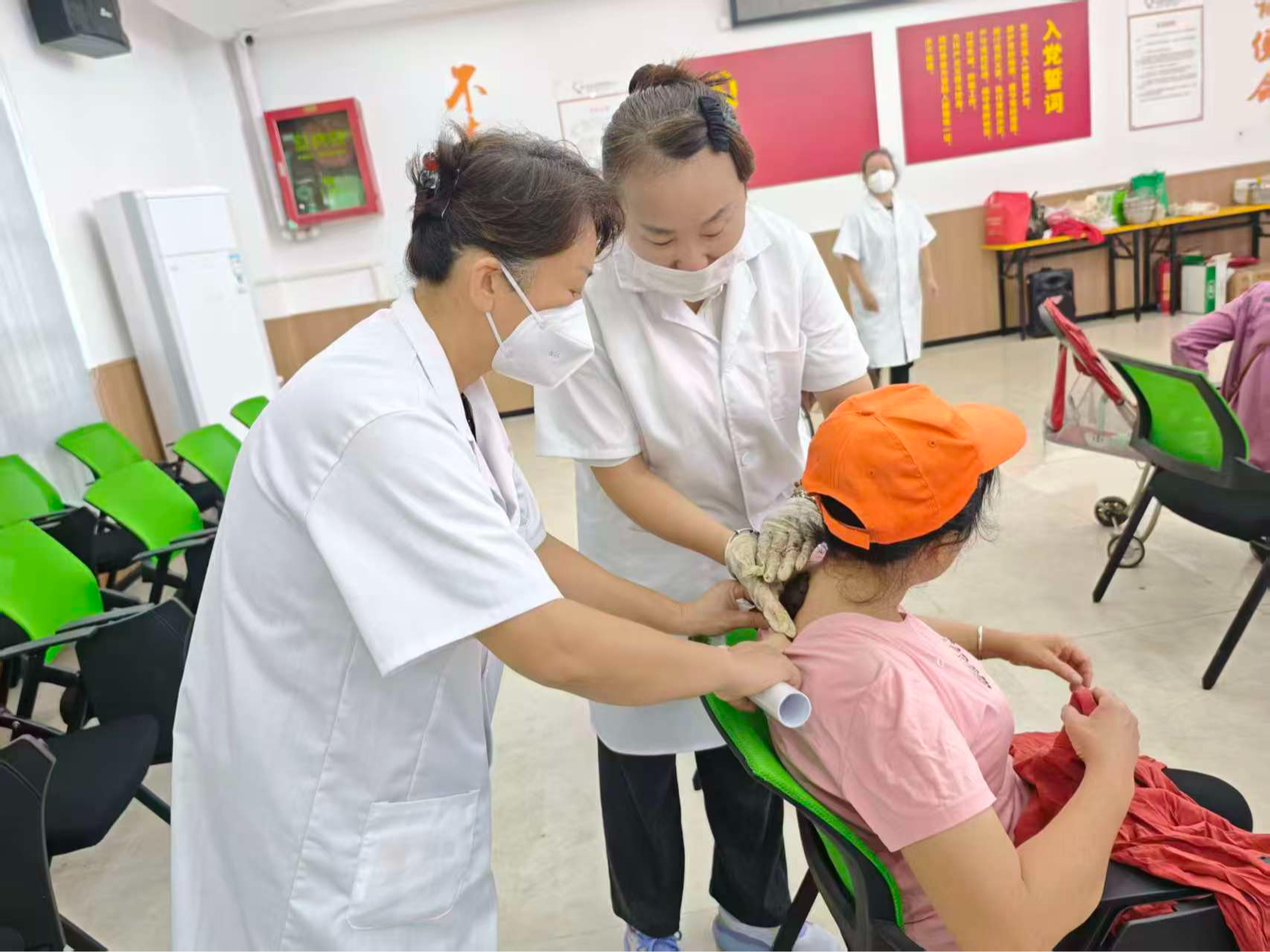 民治街道民强社区举办中医热敷活动,秋冬关怀助长者驱寒暖身