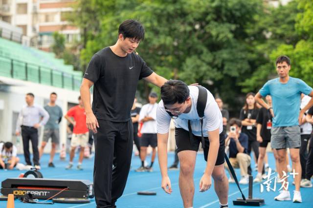 苏炳添在暨大开实训课。