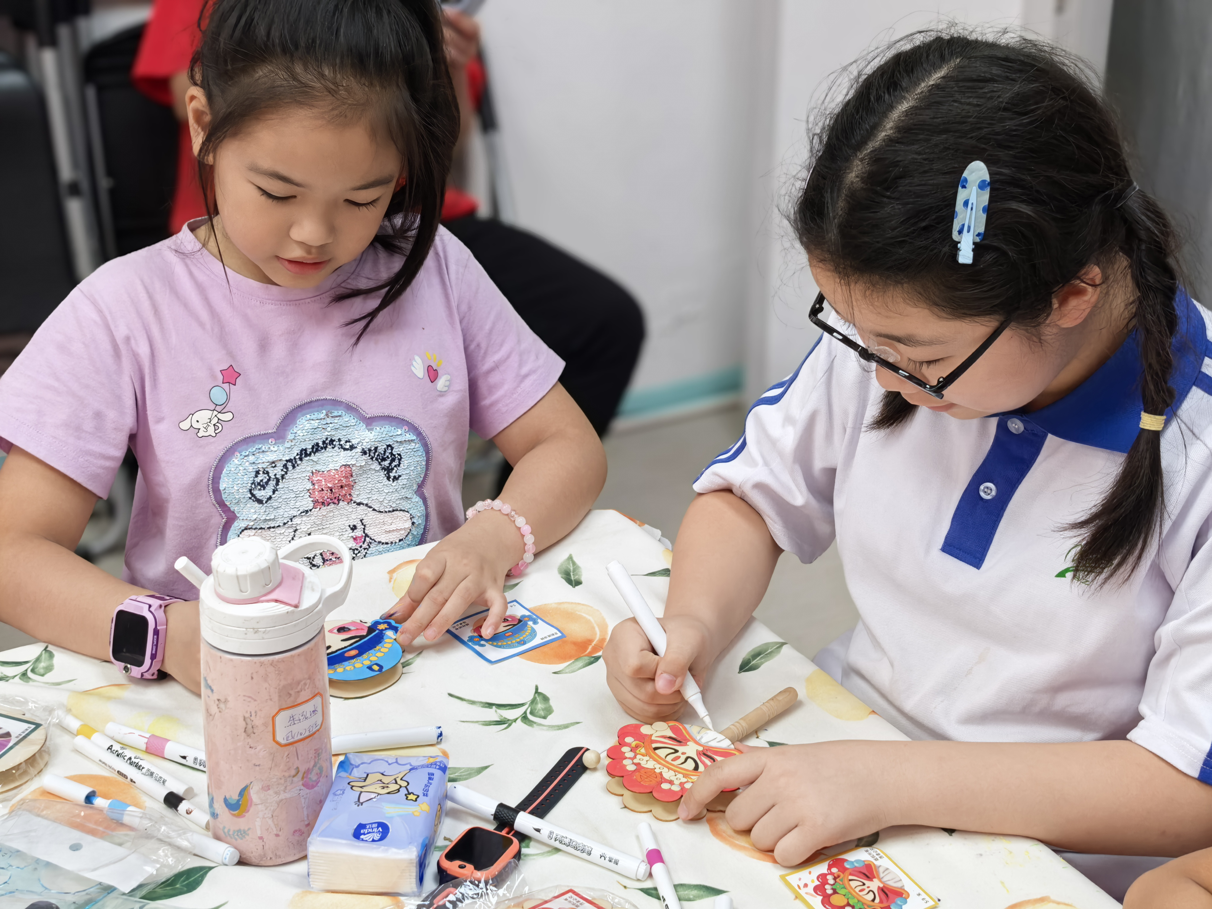 罗湖区木头龙社区：京剧脸谱拨浪鼓DIY，青少年沉浸式传承非遗之美