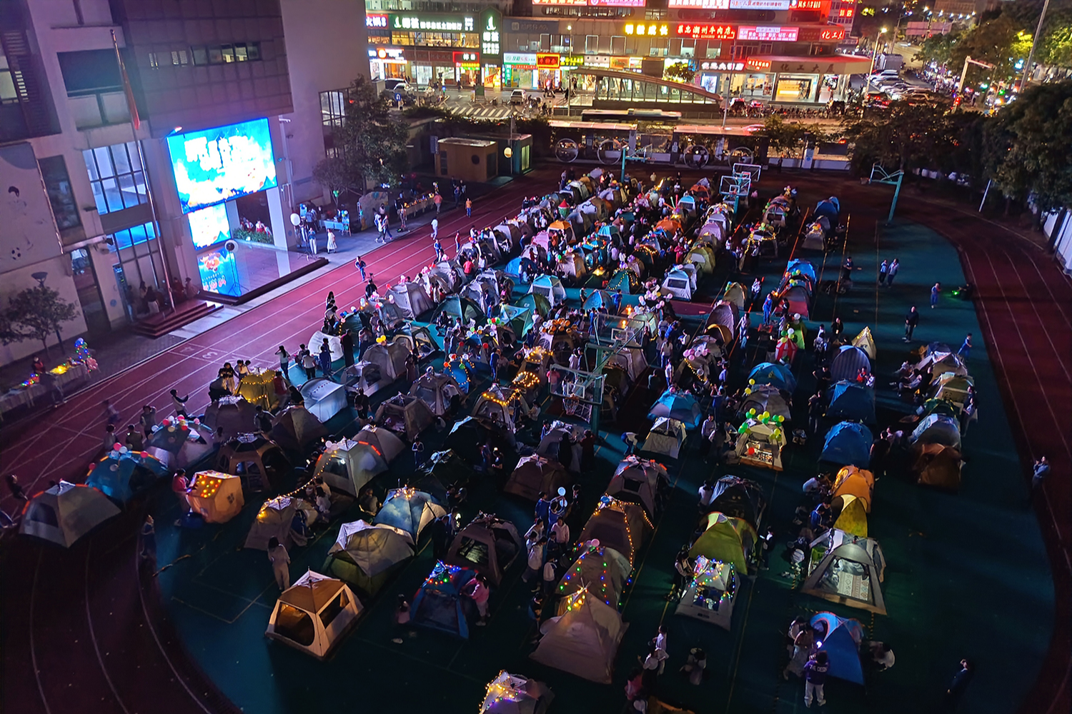 星光下的阅读盛宴:翠北实验小学亲子帐篷读书夜点亮书香校园