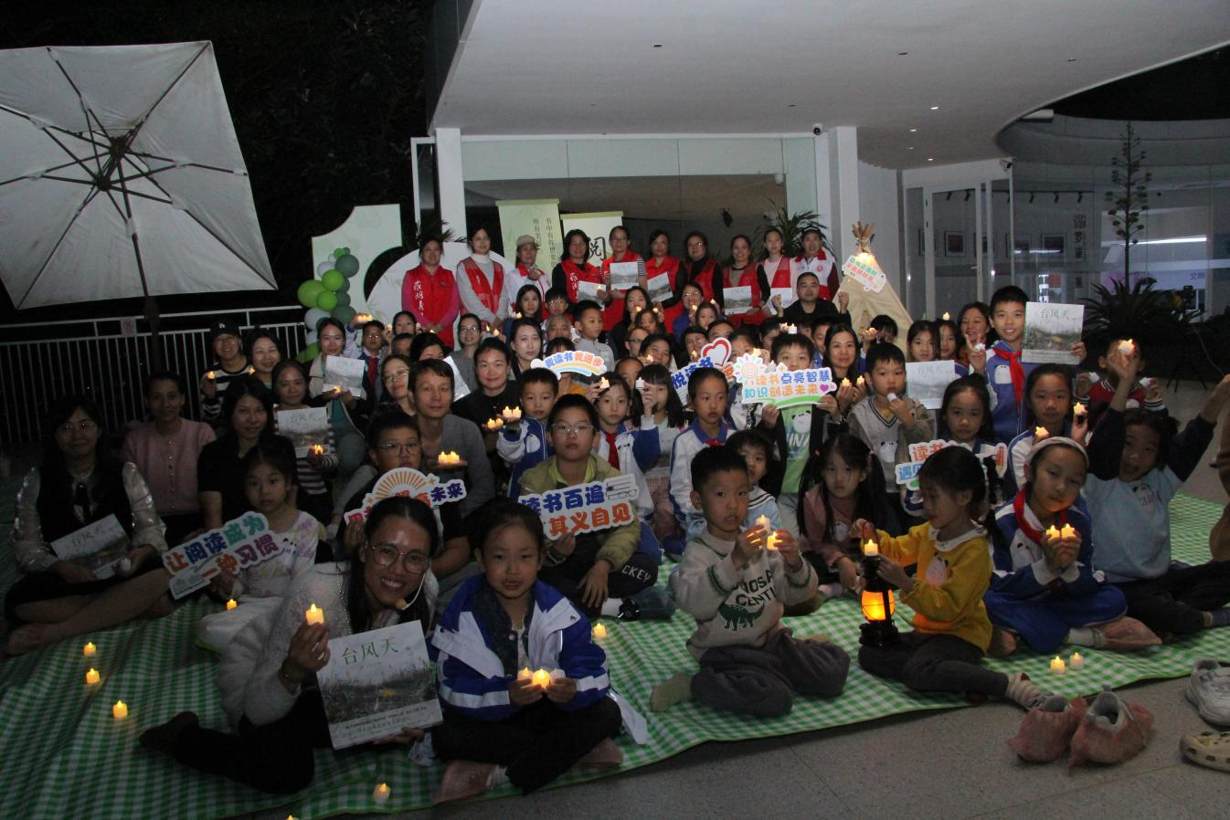 萤火围读夜，亲子共成长！罗湖区新时代文明实践中心举办阅读主题活动