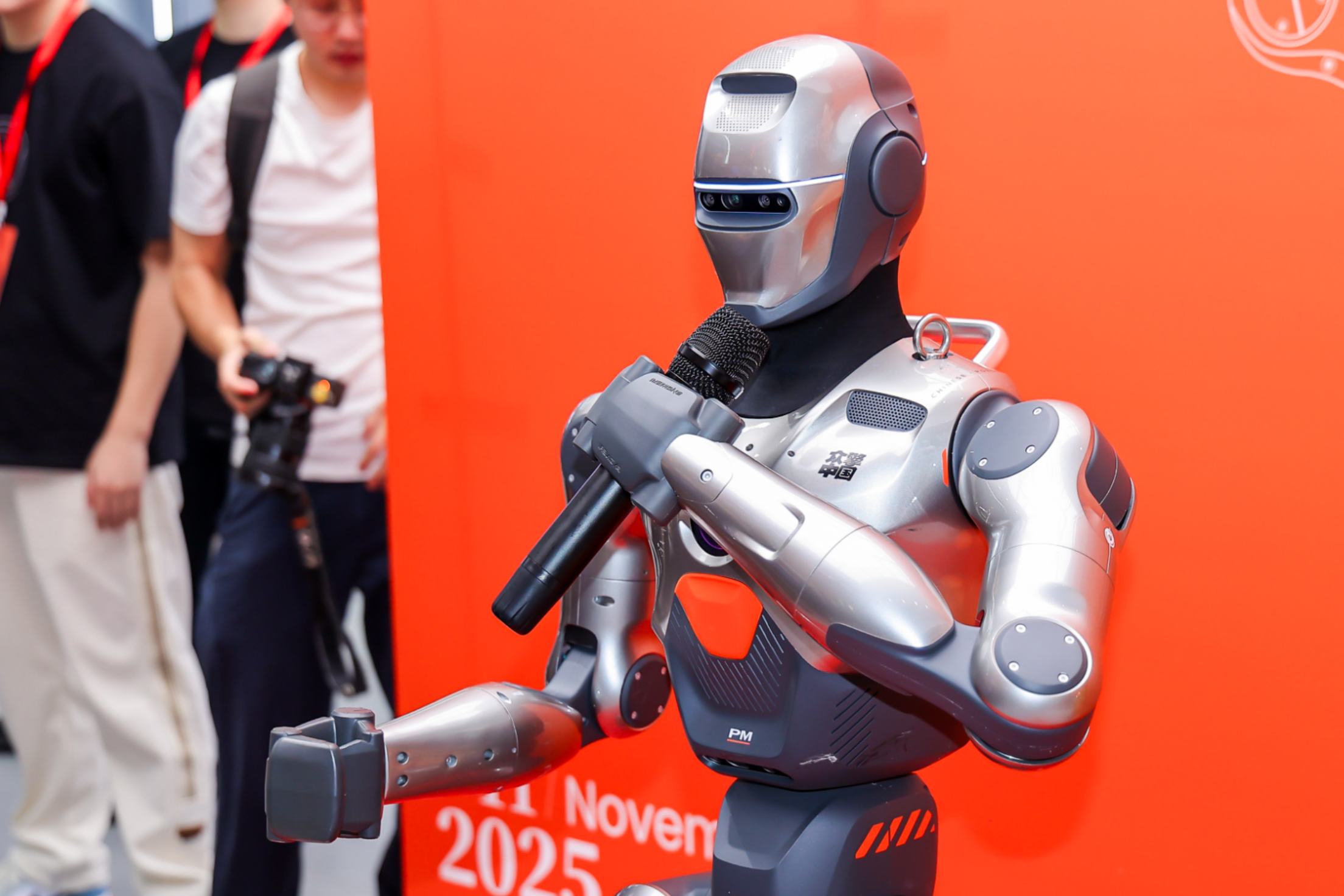 “赛博店员”亮相受关注！全球首家人形机器人主题潮品店落址深业上城