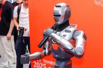 “赛博店员”亮相受关注!全球首家人形机器人主题潮品店落址深业上城