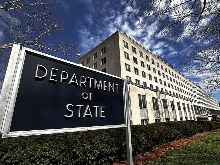 美国暂停向持有阿富汗护照的个人签发签证 