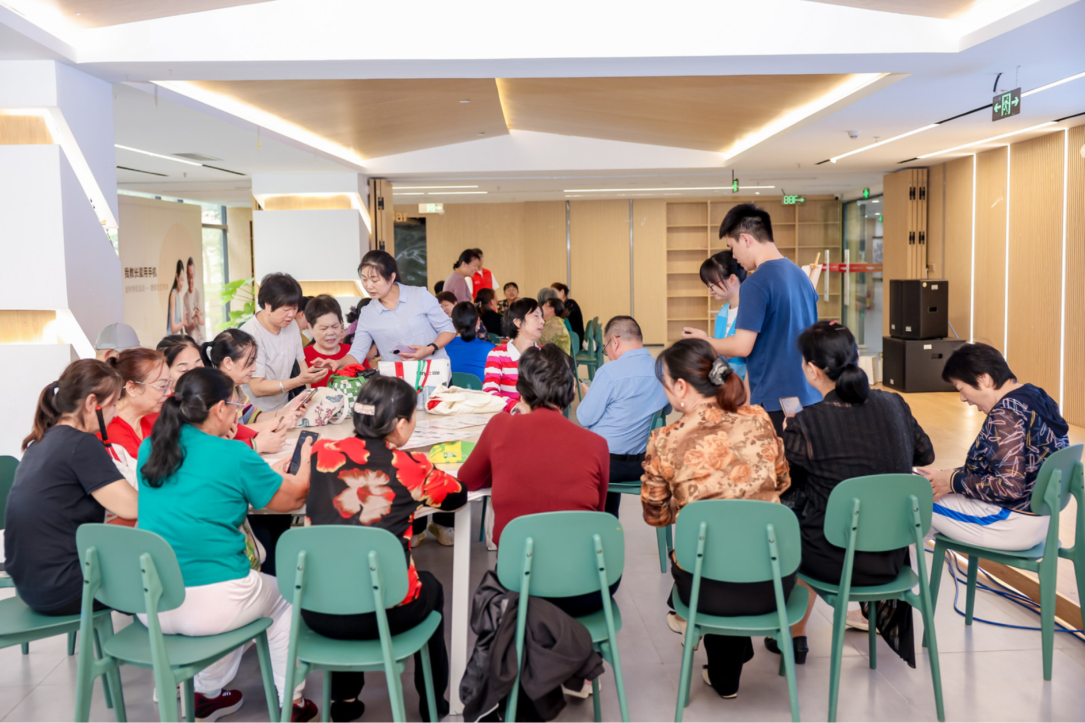 “智”启银龄新生活！凤凰街道塘家社区举办老年人智能手机培训