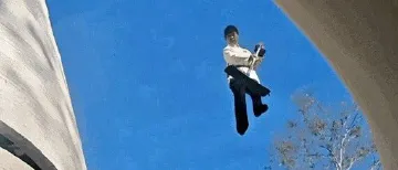 深圳湾“悬浮阿姨”火了！