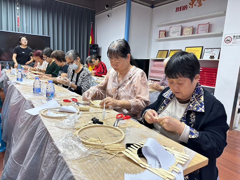竹篾翻飞，情谊升温！福海塘尾社区这场手工课，编织出“邻里情”
