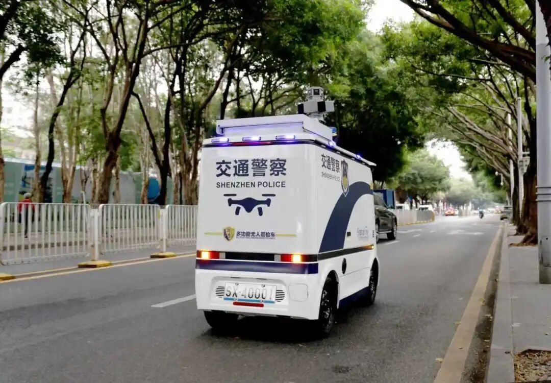 “科技装备库”又上新了！深圳首辆交警“无人车”上岗