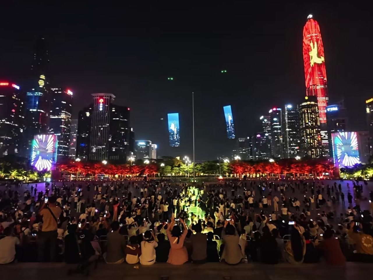 从飞天屏到机器人方阵 龙岗智造“星光”闪耀十五运舞台