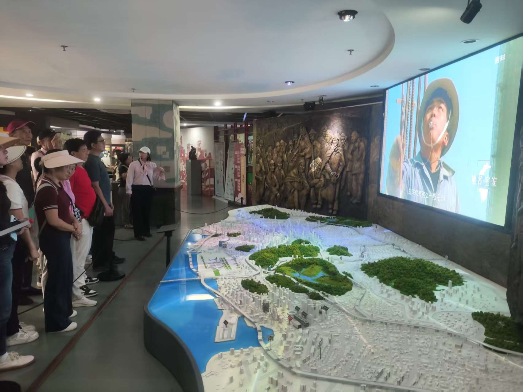 西乡富华社区开展“寻根铸魂 砥砺前行”主题党日活动