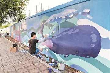 街头巷尾变身“城市画廊” 一墙一画讲述特区故事