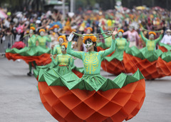 墨西哥城举行亡灵节游行（2）