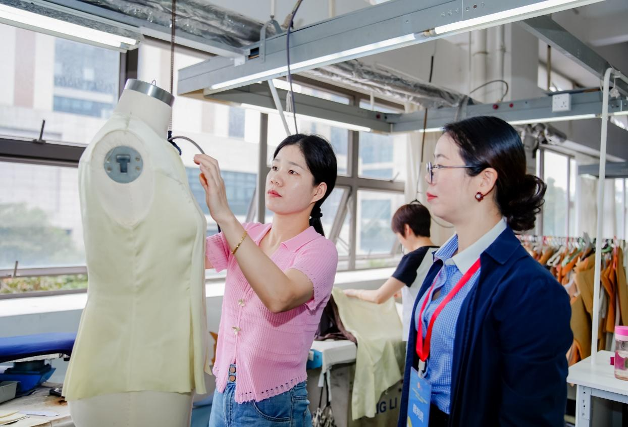 百名巧手同台竞技,龙华区“匠星龙华”缝纫工职业技能竞赛收官