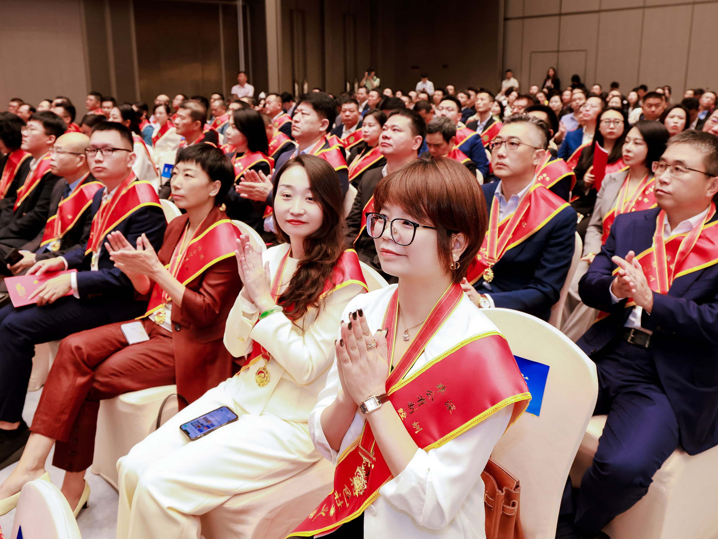 深圳表彰优秀民营企业家和企业 企业家表示，要深耕主业、创新实干