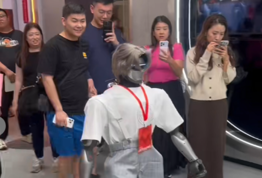 视频直击：全国首家！深圳商圈惊现 “硅基伙伴”，市民可触可感互动超吸睛