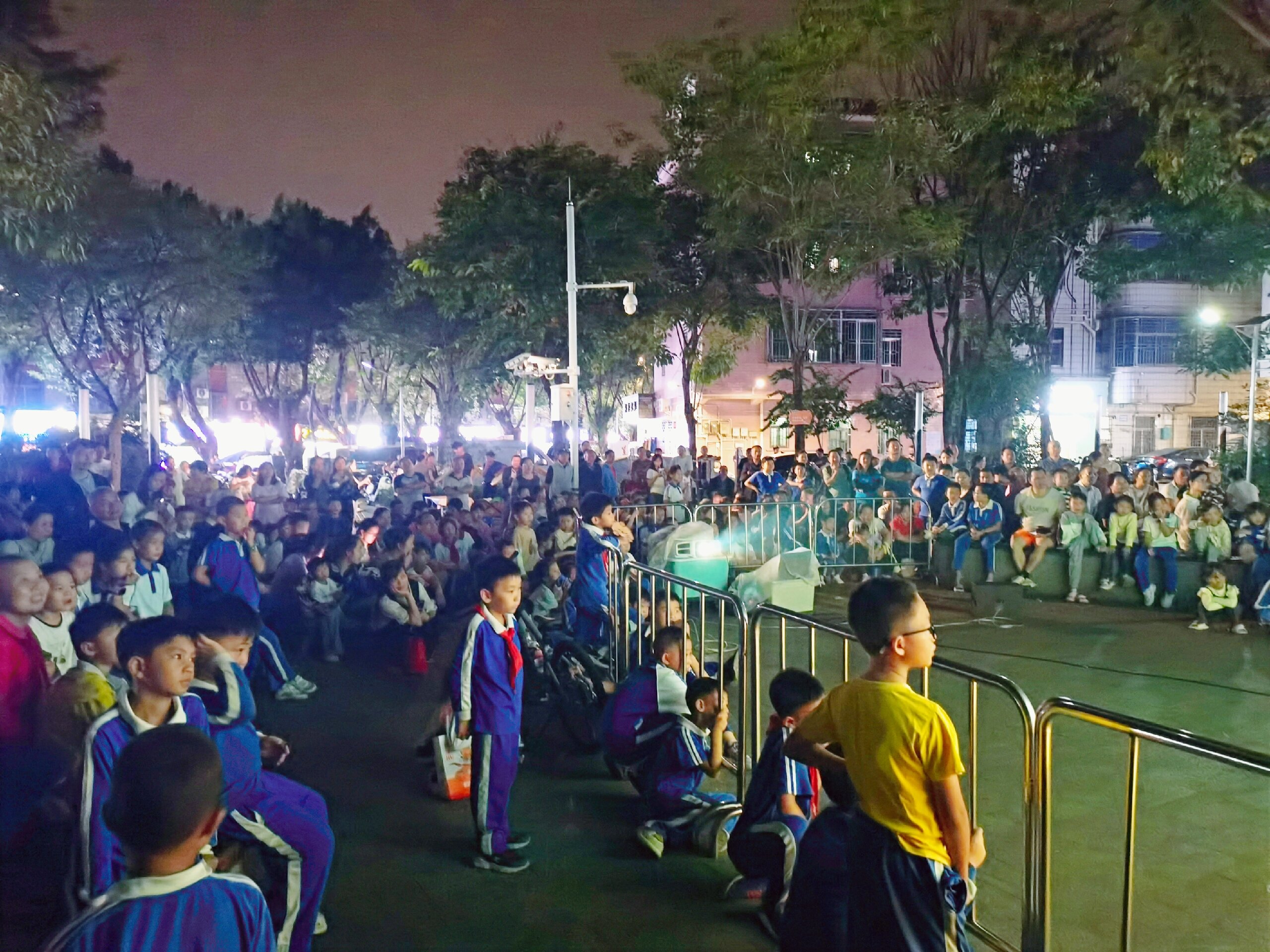 西丽街道大磡社区开展“光影相伴・邻里共赏”主题观影活动