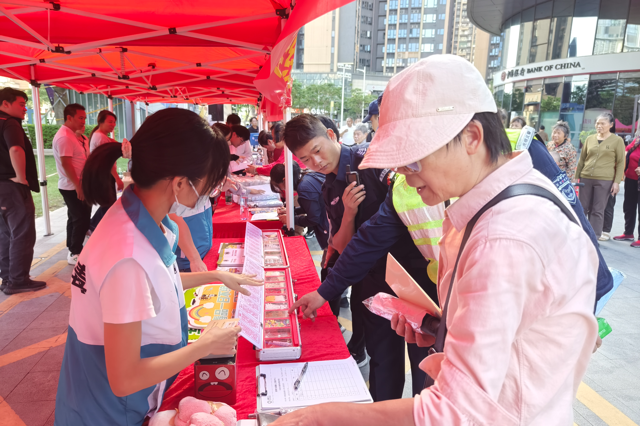 携手同心共筑防线，马田街道在辖区开展禁毒宣传活动