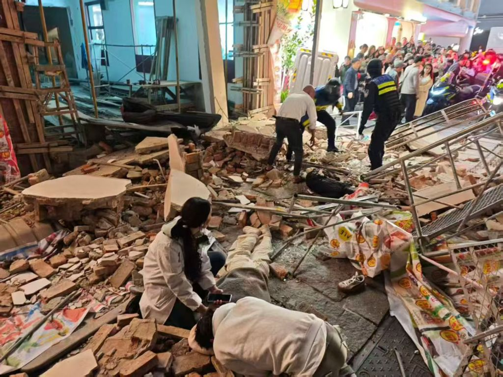 长沙潮宗街一店铺临时脚手架局部垮塌，4名伤者已送医 