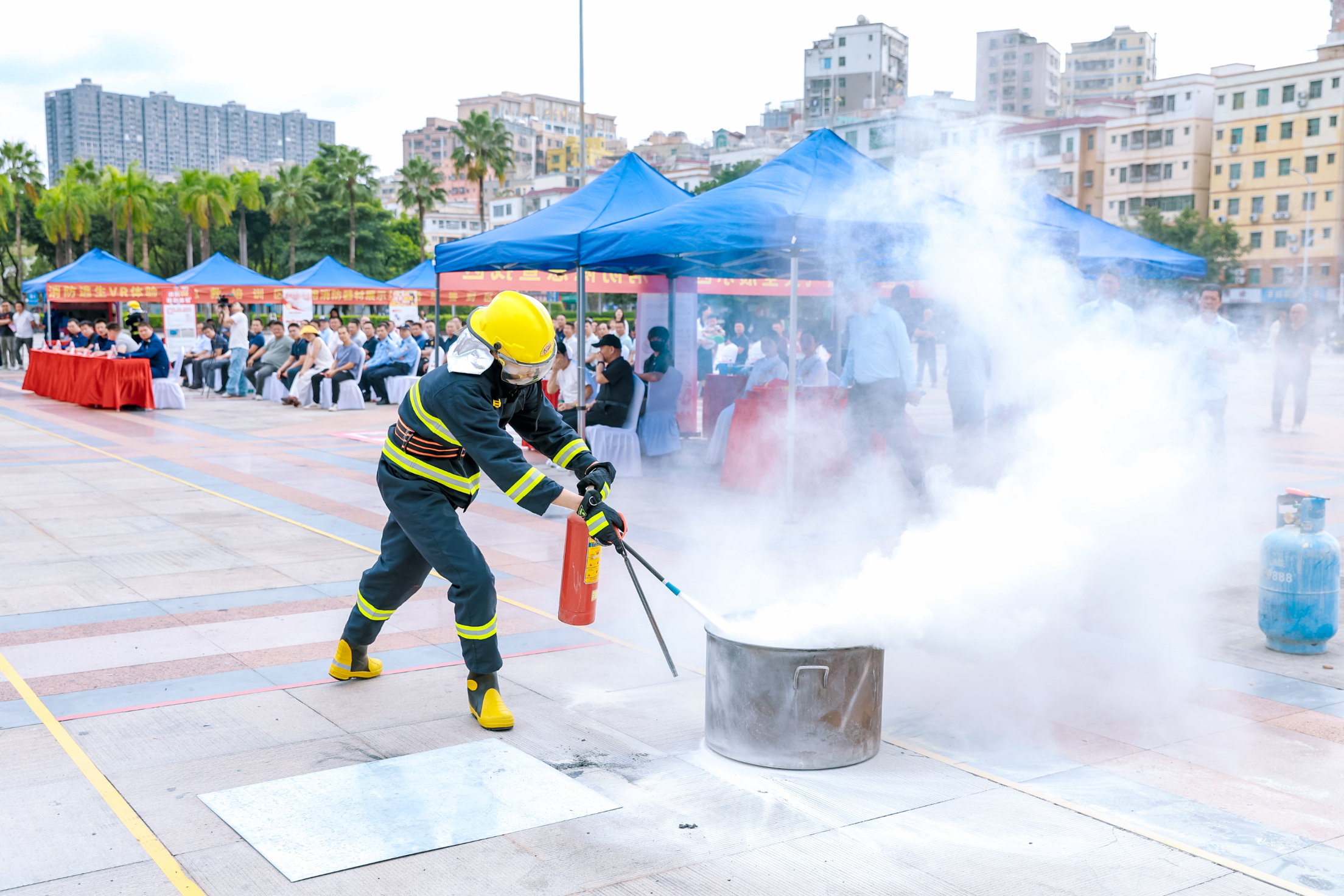VR火场逃生、实操灭火器……龙华街道消防宣传月活动启动