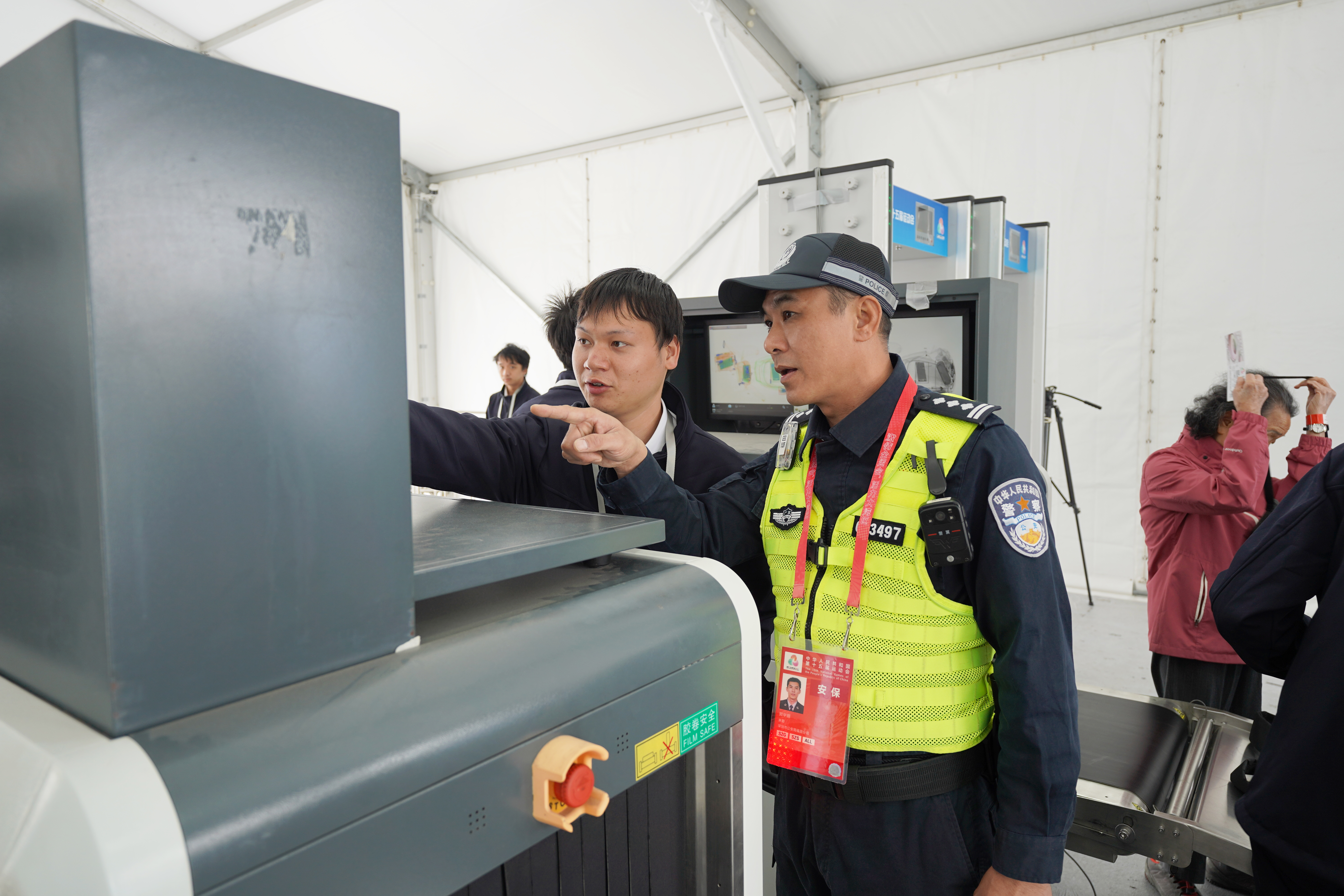 十五运赛场外，深圳福田民警让硬核安保增添一份温暖