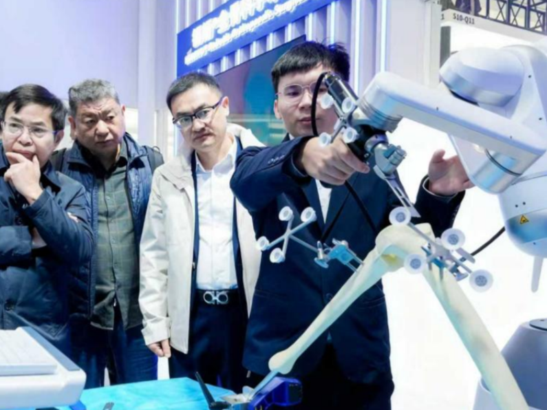 全国首个!深圳元化智能自主研发骨科手术机械臂在津亮相