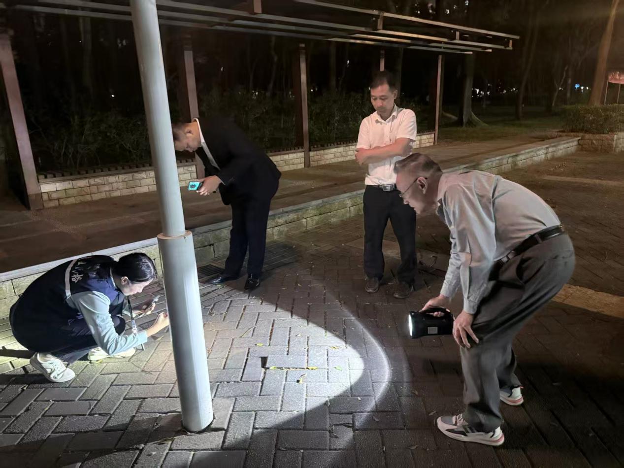 居民反映小区路面不平整 光华街社区网格员积极协调物业进行排查修补