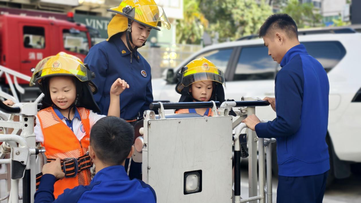 园岭街道亲子研学行走课堂共启“超燃”消防实践日
