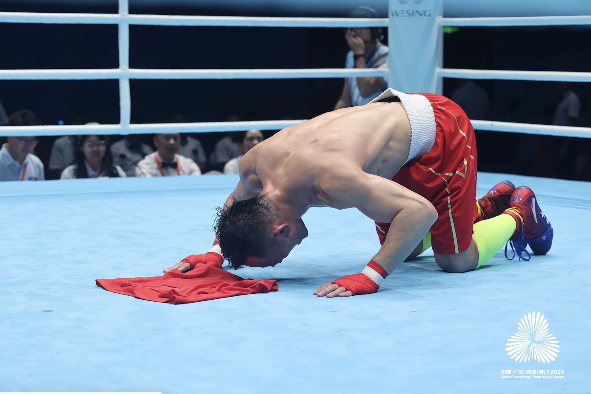 “五朝元老”劉偉跪別拳台退役 十五運會拳擊賽決出四強