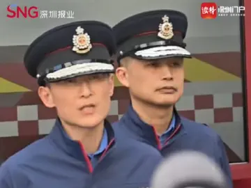 香港大埔火灾 | 消防人员救出一名男性伤者