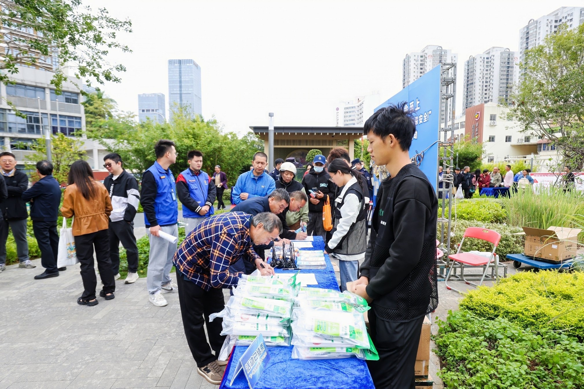 莲花街道梅富社区举行消防安全宣传月活动，排插“以旧换新”公益活动获好评