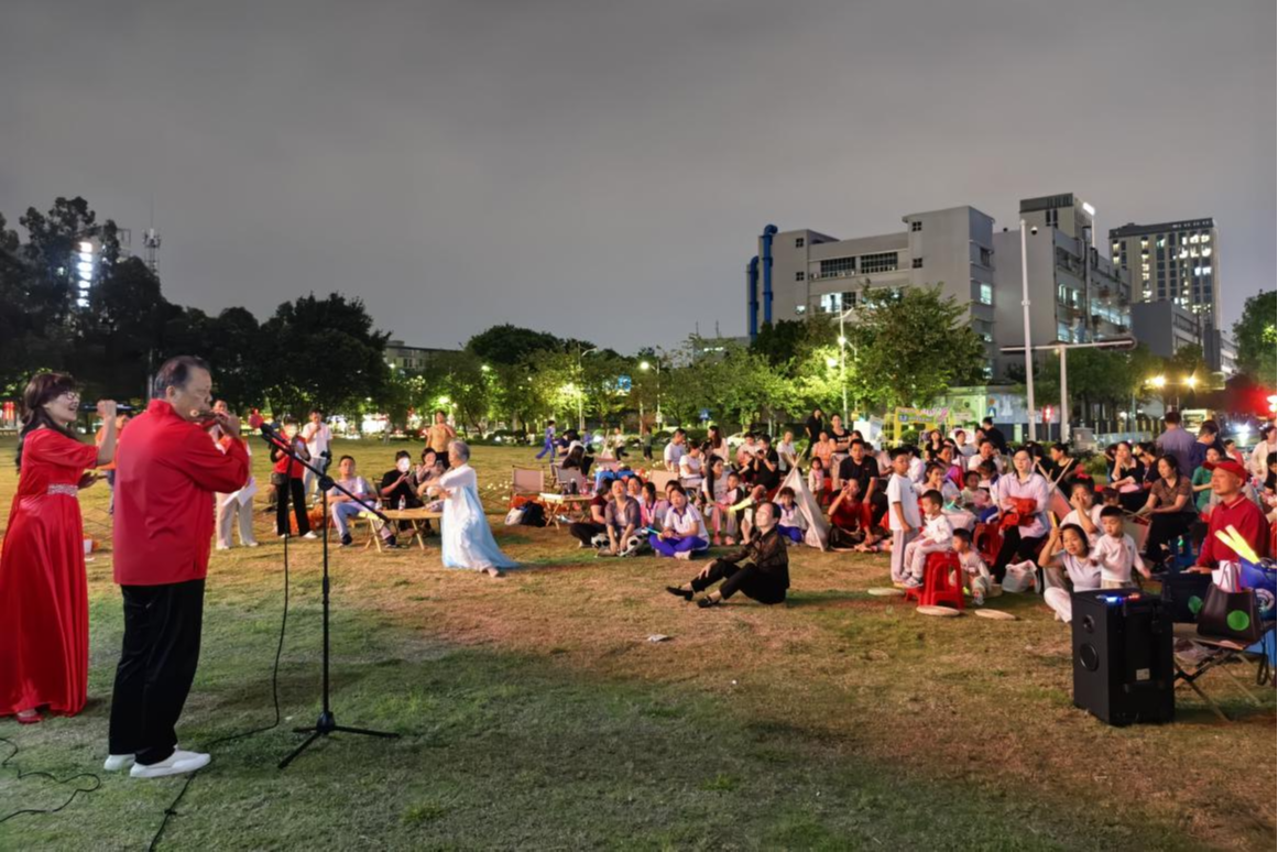 星空下唱响邻里温情，大浪街道上横朗社区草坪音乐会精彩上演