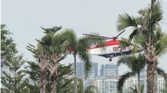 十五运会火炬“乘坐“直升机抵前海!市民热情点燃传递现场