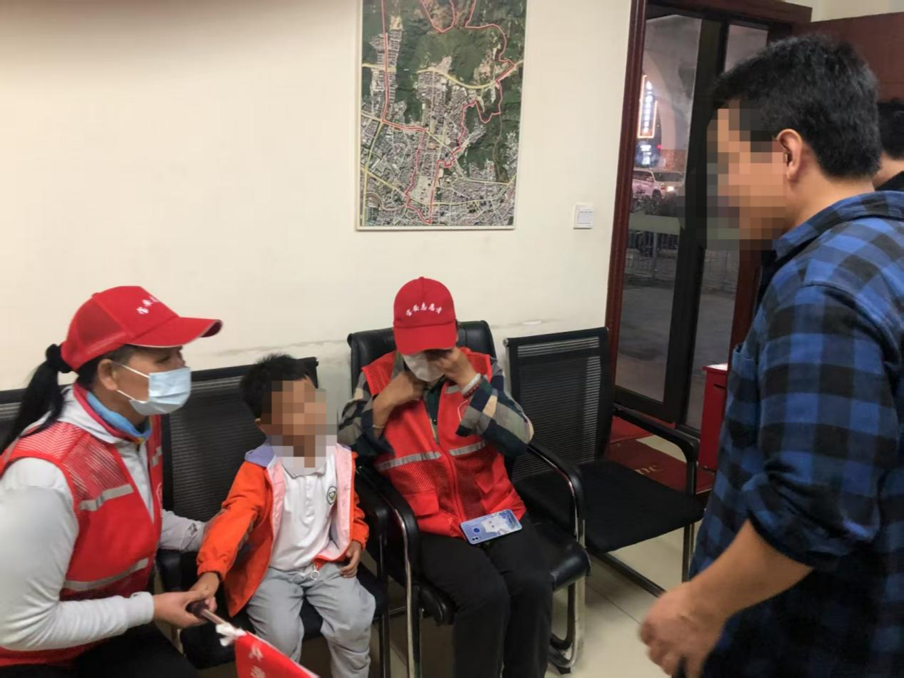 从走散泪光到寻回拥抱!宝安石岩上屋志愿者在地铁口谱写暖心篇章