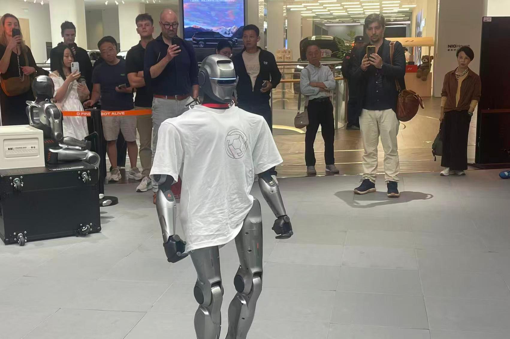 深圳来了一个“新掌柜”，全球第一个机器人“导购员”上岗已两天