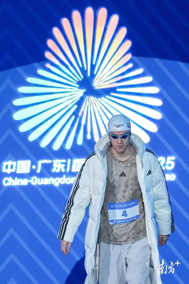 浙江队选手潘展乐在十五运会男子100米自由泳决赛中以48秒01的成绩夺冠。张令 摄