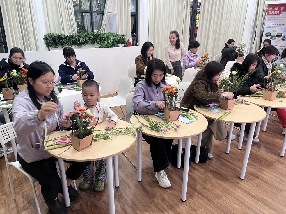 西丽街道新围社区开展花艺体验活动