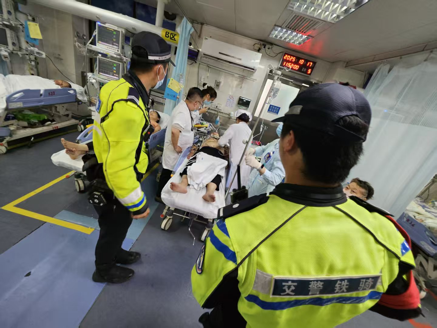 七旬老人突发疾病送医途中求助交警 龙岗铁骑紧急护送就医