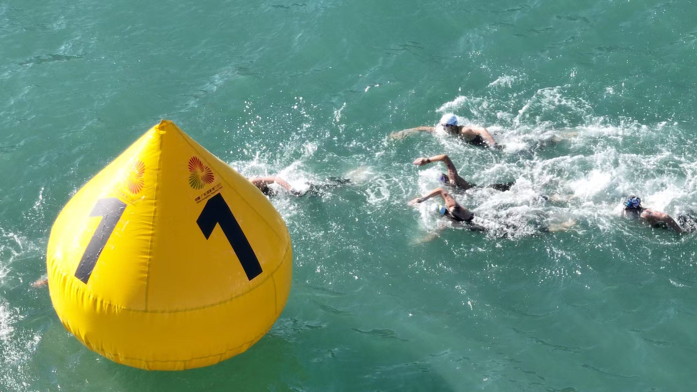 最美賽場!十五運會女子馬拉松游泳決賽在深圳大鵬開賽