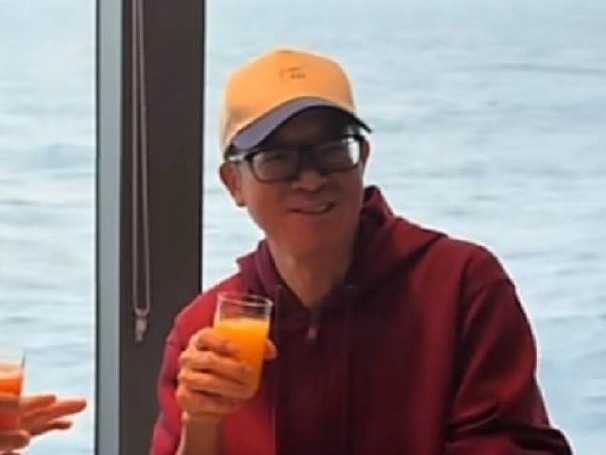 俞敏洪在南极旅游发全员信引争议，有新东方员工称“无法共情”