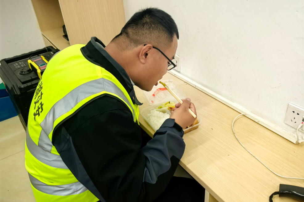路口有“暖心角”,晚餐有热饭菜!观湖润城社区这样守护志愿者