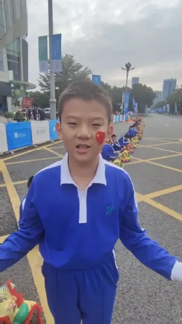 宝安区下十围小学带着非遗醒狮舞为火炬手们加油