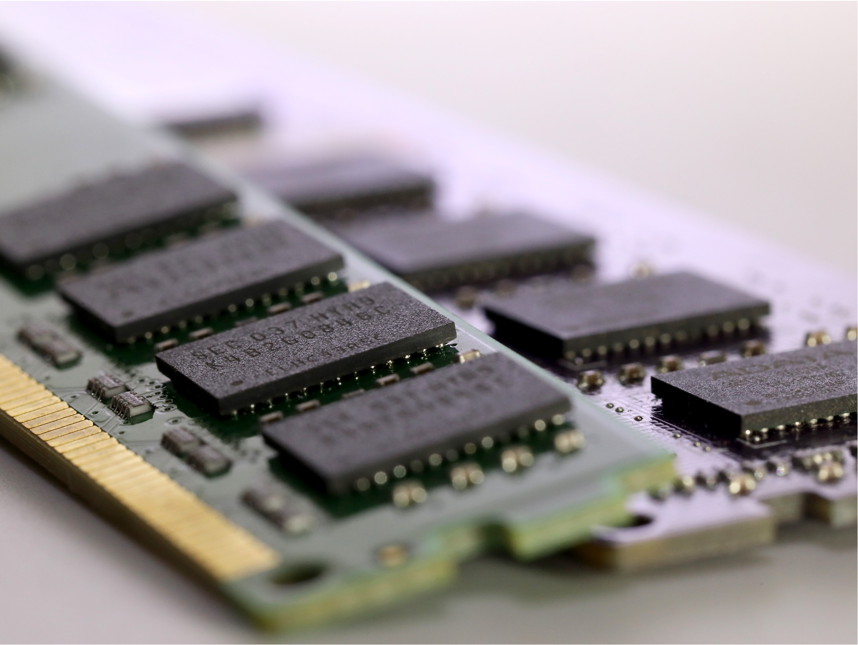 内存条炒成“黑金条”，手机和笔记本电脑很可能都要涨价了